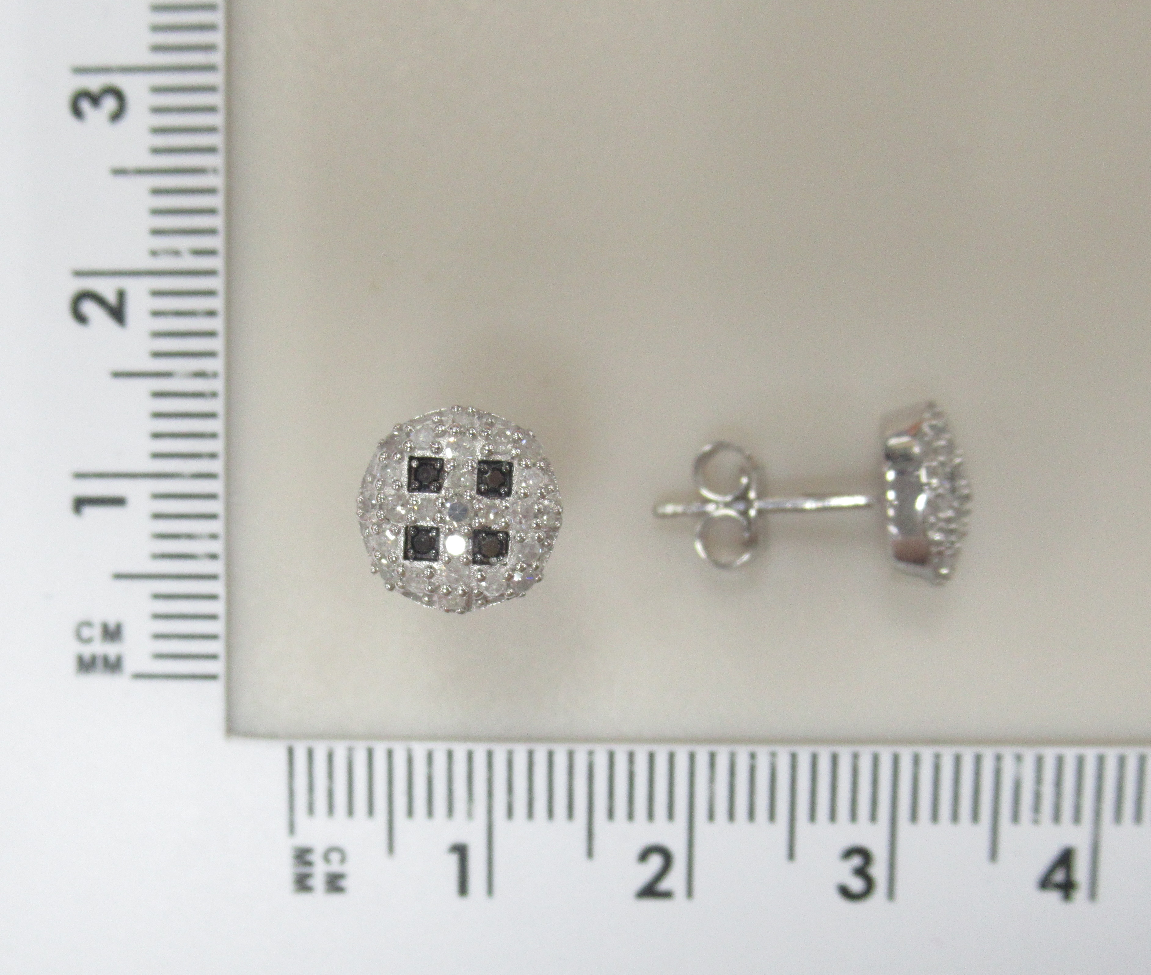 Серебряные серьги-пусеты с бриллиантами